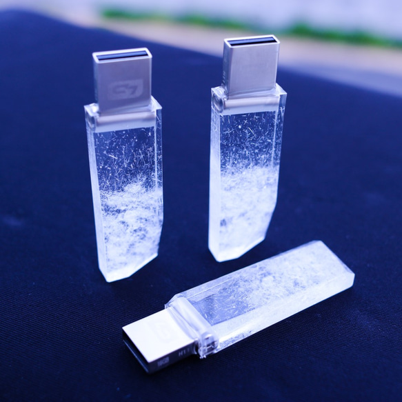 冬の透明USBメモリ【Snow Showers】(16GB) 2枚目の画像