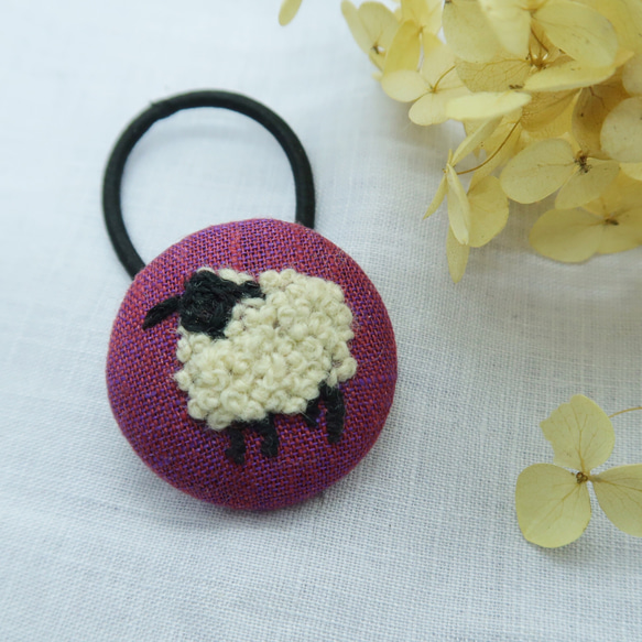 モコモコひつじ刺繍のくるみボタン ヘアゴム　紫 1枚目の画像