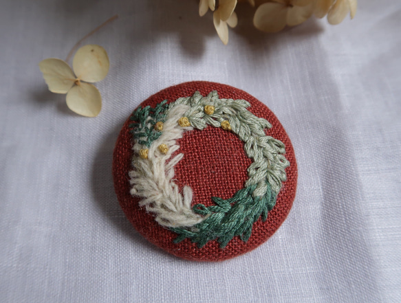 刺繍くるみボタンのブローチ　リース 48mm A 1枚目の画像