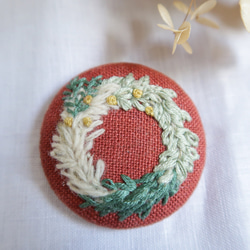 刺繍くるみボタンのブローチ　リース 48mm A 2枚目の画像