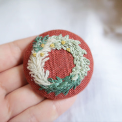 刺繍くるみボタンのブローチ　リース 48mm A 6枚目の画像