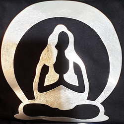シルバーフェイクレザーヨガ瞑想シルエットブラックTシャツ 2枚目の画像