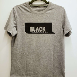 黑色仿皮Word 003 BLACK WHITE 圖案花灰色T恤 第1張的照片