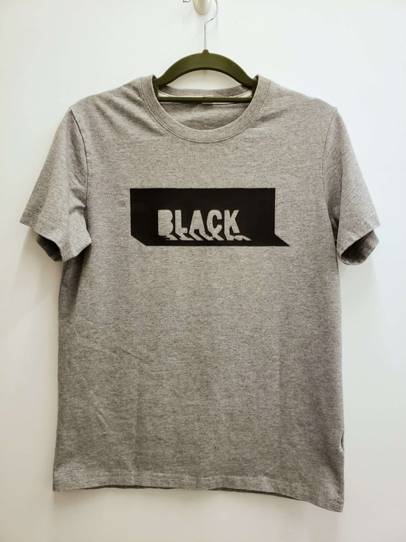 ブラックフェイクレザーワード003ブラックホワイトグラフィックフローラルグレーTシャツ 1枚目の画像