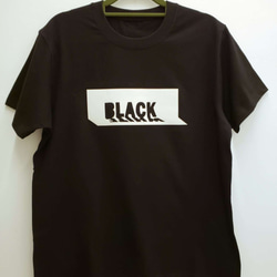ホワイトフェイクレザーWord003 BLACKWHITE柄ブラックTシャツ 1枚目の画像