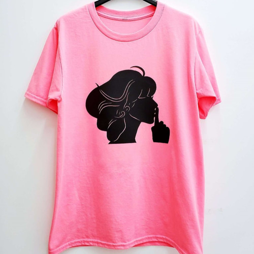 ブラックフェイクレザーポートレート006蛍光ピンクTシャツ Tシャツ