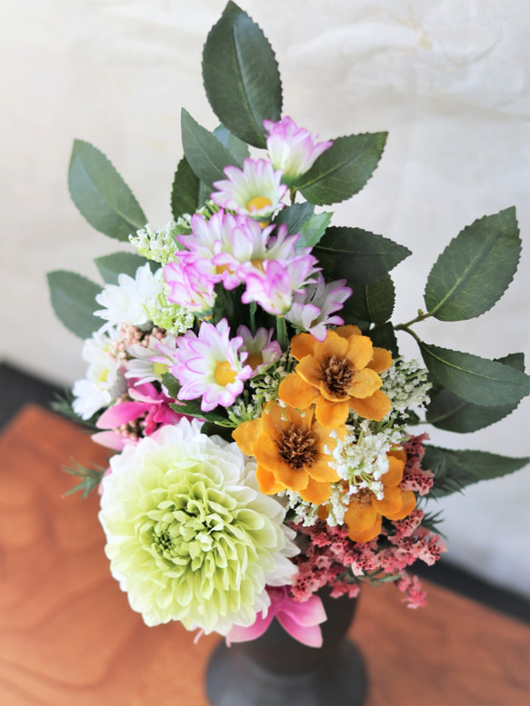 新作　仏花　存在感のあるクリーン系のダリアと菊とあねもねのお供え花　花器付き　ＬＬサイズ　 2枚目の画像
