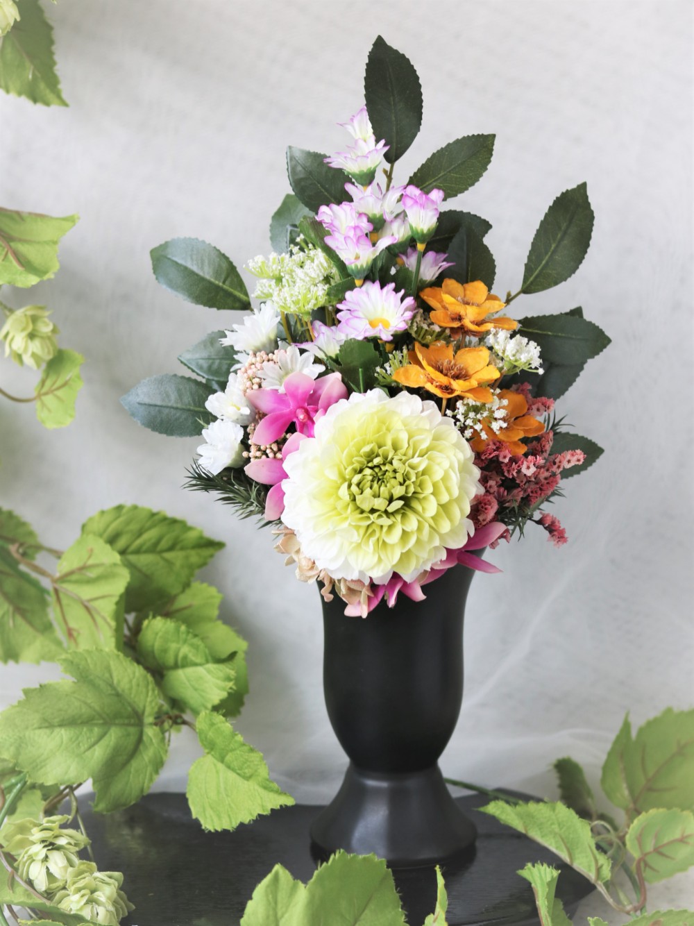 新作　仏花　一対タイプ　存在感のあるクリーン系のダリアと菊とあねもねのお供え花　花器付き　ＬＬサイズ