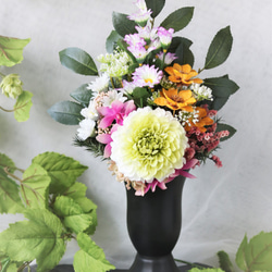 新作　仏花　一対タイプ　存在感のあるクリーン系のダリアと菊とあねもねのお供え花　花器付き　ＬＬサイズ　 1枚目の画像