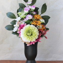 新作　仏花　一対タイプ　存在感のあるクリーン系のダリアと菊とあねもねのお供え花　花器付き　ＬＬサイズ　 3枚目の画像