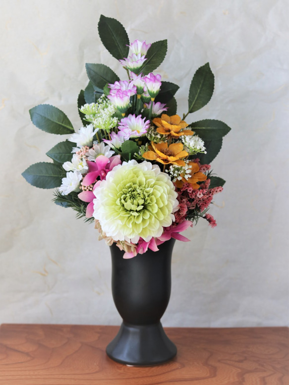 新作　仏花　一対タイプ　存在感のあるクリーン系のダリアと菊とあねもねのお供え花　花器付き　ＬＬサイズ　 3枚目の画像