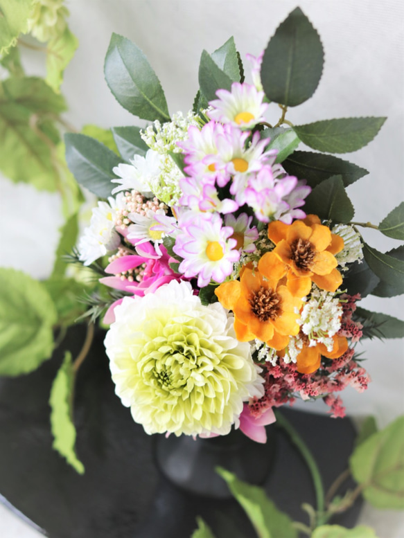 新作　仏花　一対タイプ　存在感のあるクリーン系のダリアと菊とあねもねのお供え花　花器付き　ＬＬサイズ　 2枚目の画像