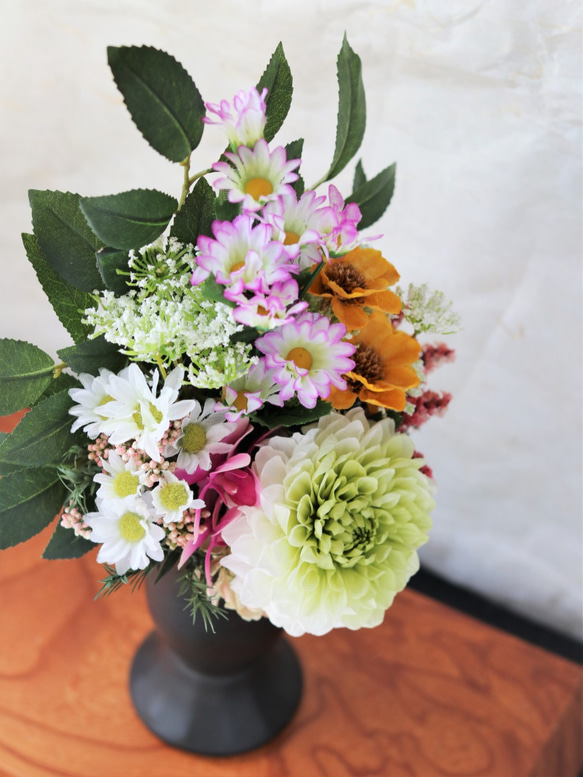 新作　仏花　一対タイプ　存在感のあるクリーン系のダリアと菊とあねもねのお供え花　花器付き　ＬＬサイズ　 4枚目の画像