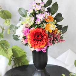 新作　仏花　1対タイプ　存在感のあるオレンジ系のダリアと菊とあねもねのお供え花　花器付き　ＬＬサイズ　 1枚目の画像