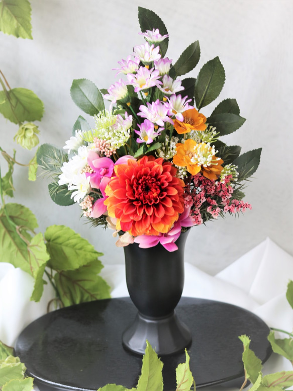 新作　仏花　1対タイプ　存在感のあるオレンジ系のダリアと菊とあねもねのお供え花　花器付き　ＬＬサイズ　 1枚目の画像