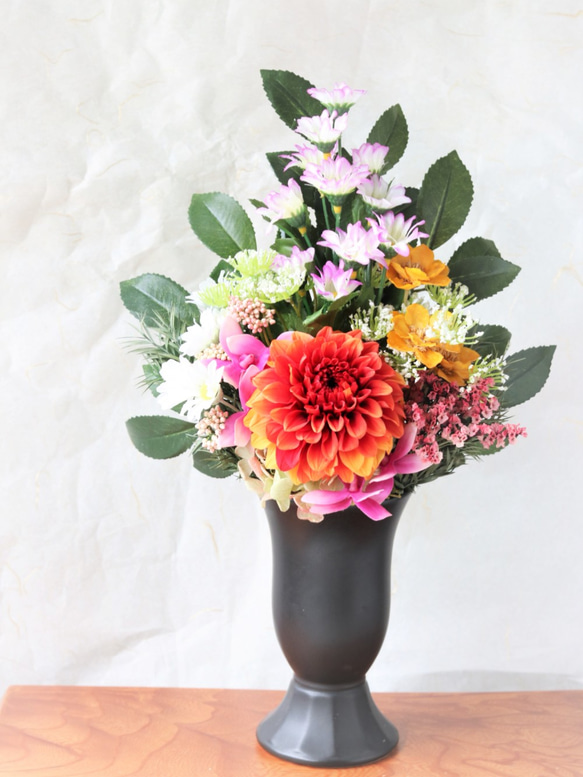 新作　仏花　1対タイプ　存在感のあるオレンジ系のダリアと菊とあねもねのお供え花　花器付き　ＬＬサイズ　 3枚目の画像