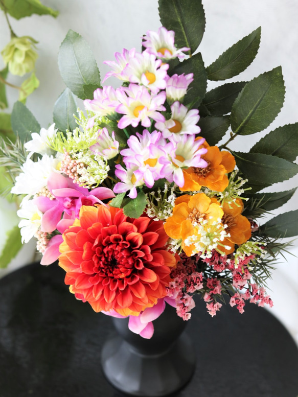 新作　仏花　1対タイプ　存在感のあるオレンジ系のダリアと菊とあねもねのお供え花　花器付き　ＬＬサイズ　 2枚目の画像