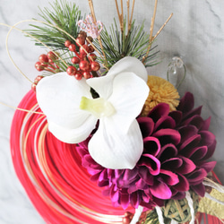 再販 お正月飾り　しめ縄　しめ飾り　ラタン紅 　紫色のダリアと胡蝶蘭のしめ飾り♪ 2枚目の画像