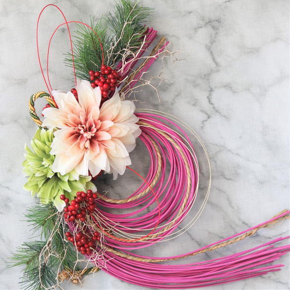新作 お正月飾り しめ縄 しめ飾り ラタン ピンクとグリーンのダリア 華