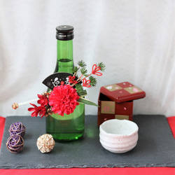 新作　水引お正月飾り　瓶飾り　ボトル飾り　日本酒を華やかに演出した瓶飾り　お年賀、お正月におすすめ♪【NO3赤色マム】 1枚目の画像