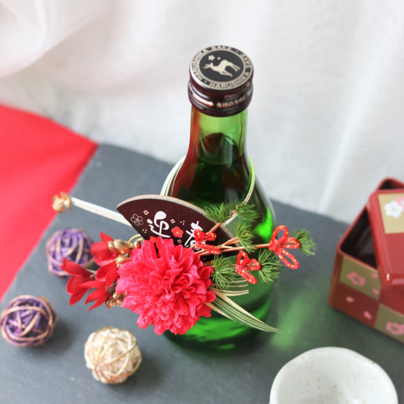 新作　水引お正月飾り　瓶飾り　ボトル飾り　日本酒を華やかに演出した瓶飾り　お年賀、お正月におすすめ♪【NO3赤色マム】 2枚目の画像