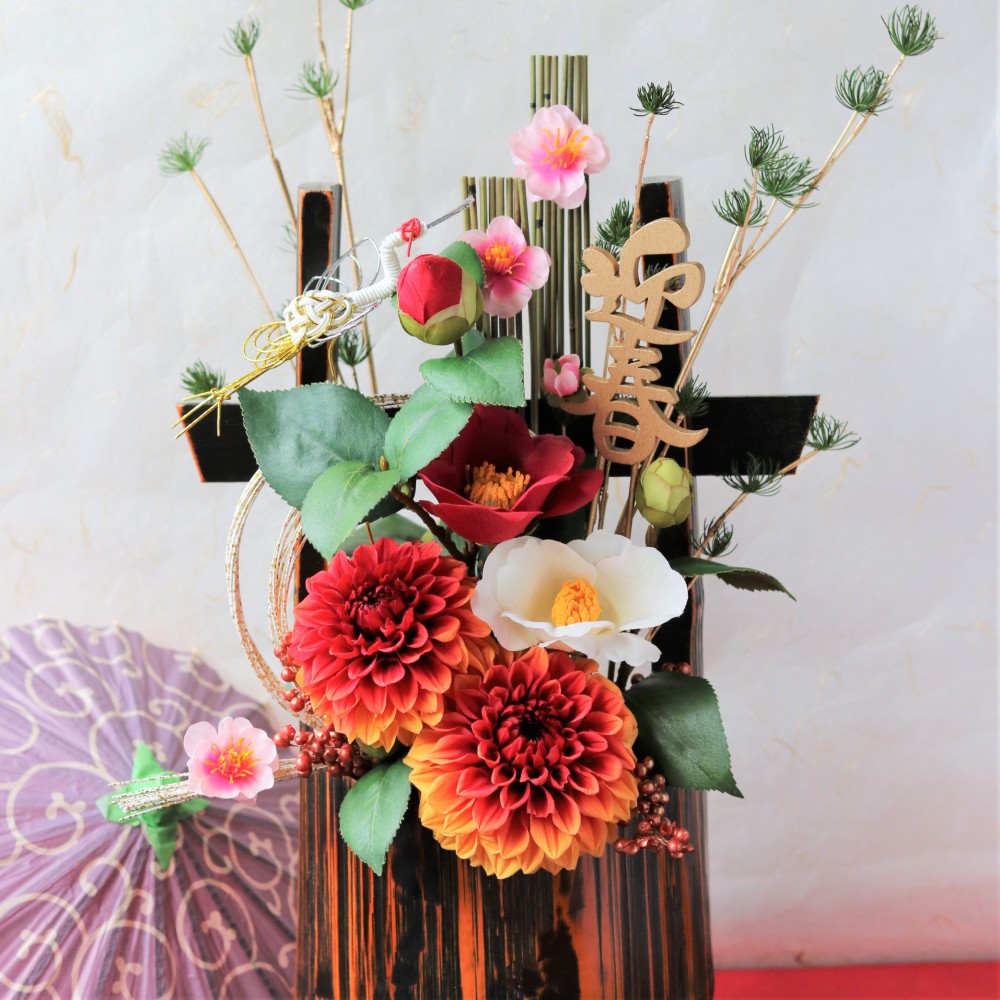 新作【送料無料】特大お正月飾り　レッドとオレンジ系のダリアと椿のお正月飾り　日本製　竹の花桶　エントランスやご自宅用に♪