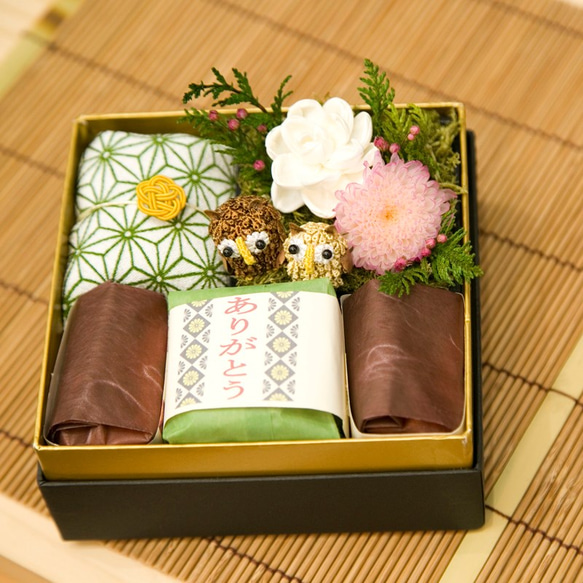 華こころ 梅重  洋菓子とプリザーブドフラワーギフトＢＯＸ♪お年賀、敬老の日、還暦祝いの贈り物におすすめ！ 1枚目の画像