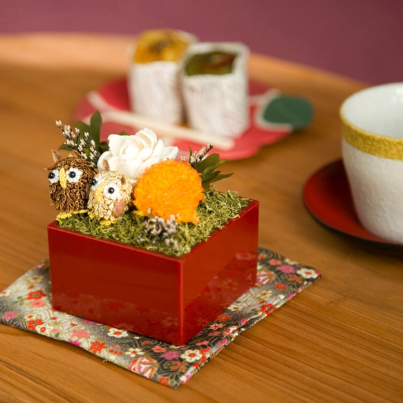 華こころ 菊ゆめ　洋菓子とプリザーブドフラワーギフトＢＯＸ♪お年賀、還暦祝いの贈り物におすすめ！ 2枚目の画像