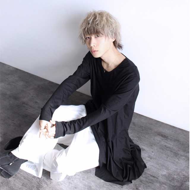 ランダム切り替えフェイクレイヤードアシメカットソー