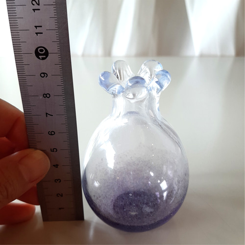 お花の一輪挿し 紫 一点物 吹きガラス 一輪挿し・花瓶・花器