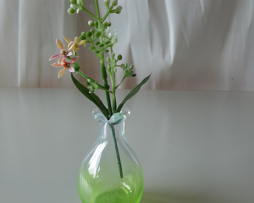 お花の一輪挿し 黄緑色 一点物 吹きガラス 一輪挿し・花瓶・花器