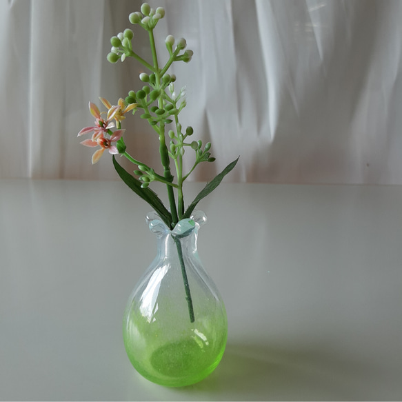 お花の一輪挿し 黄緑色 一点物 吹きガラス 一輪挿し・花瓶・花器