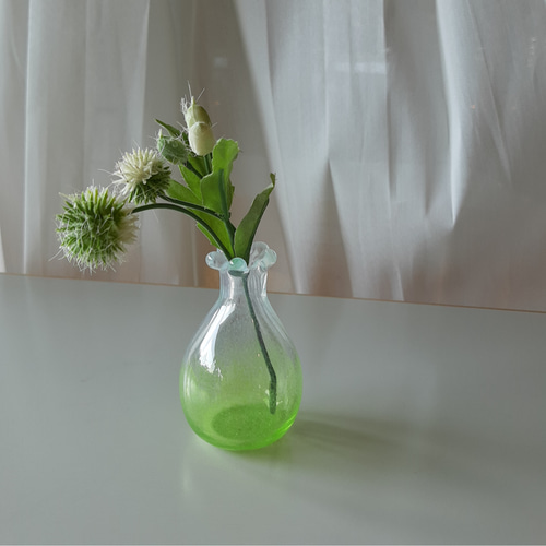 お花の一輪挿し 黄緑色 一点物 吹きガラス 一輪挿し・花瓶・花器