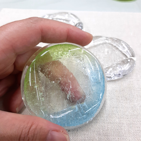 豆皿　正方形　グリーン～水色　ガラス　ペーパーウェイト　アクセサリー置き　 2枚目の画像