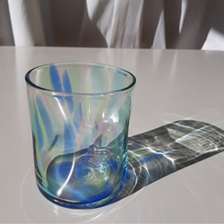 ふにゃコップ　ブルー系マルチカラー　吹きガラス 2枚目の画像
