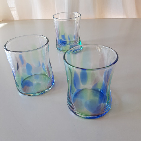 ふにゃコップ　ブルー系マルチカラー　吹きガラス 3枚目の画像