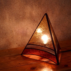 【受注生産】　ステンドグラスの三角ライト　[アンバー] 2枚目の画像
