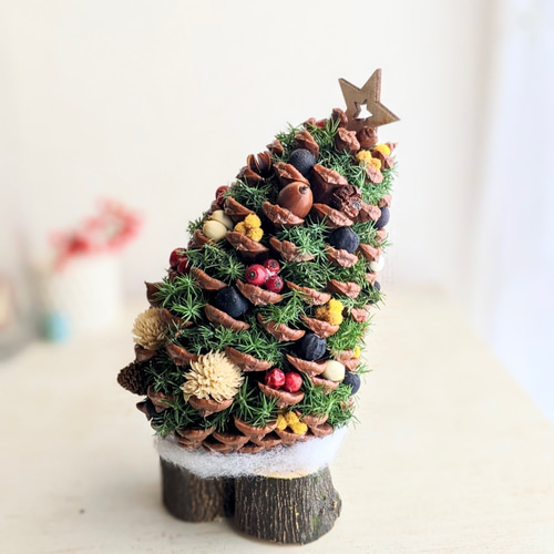 お辞儀する松ぼっくりクリスマスツリー☆ミモザやナンキンハゼ、野バラ