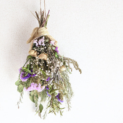 自家栽培ハーブのユーカリとセージと紫スターチスの大人シックなドライフラワースワッグ 1枚目の画像