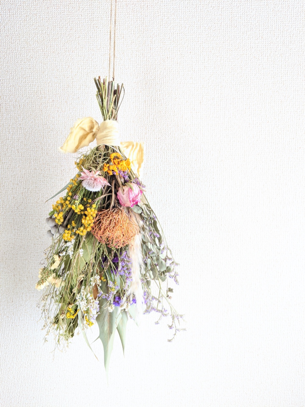 レモンユーカリ香るケイトウやスターチスのスワッグ ① レモンユーカリ