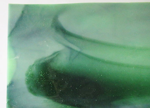 ブルズアイ　フュージング用板ガラス154　ミントオパールとディープフォレストの流れ模様　14.5x10x0.3cm　1枚 3枚目の画像
