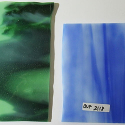 ブルズアイ　フュージング用板ガラス31　流れ模様2種　グリーン系2色・白とブルー　計2枚 1枚目の画像