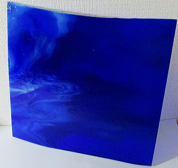 ブルズアイ　フュージング用板ガラス39　カリビアンブルーとホワイトの流れ模様　19.5x18.3x0.3cm　1枚 3枚目の画像