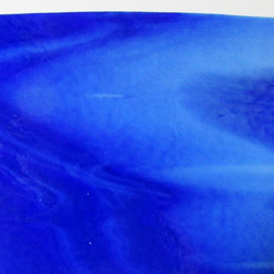 ブルズアイ　フュージング用板ガラス53　カリビアンブルーとホワイトの流れ模様　16.5x12.8x0.3cm　1枚 2枚目の画像
