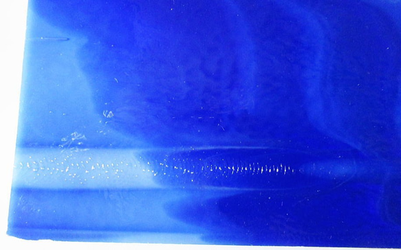 ブルズアイ　フュージング用板ガラス53　カリビアンブルーとホワイトの流れ模様　16.5x12.8x0.3cm　1枚 3枚目の画像
