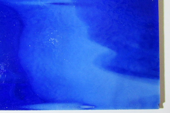 ブルズアイ　フュージング用板ガラス53　カリビアンブルーとホワイトの流れ模様　16.5x12.8x0.3cm　1枚 5枚目の画像