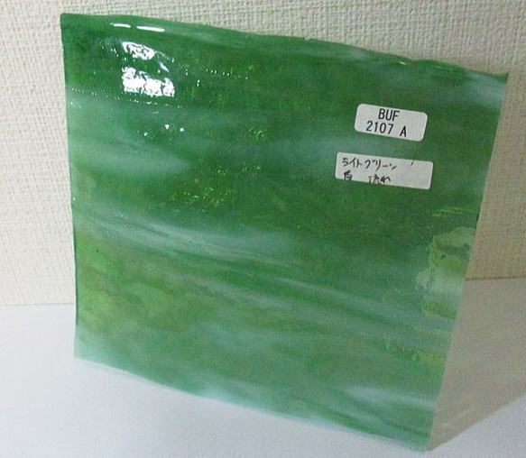 ブルズアイ　フュージング用板ガラス126　ライトグリーンとホワイトの流れ模様　13.7x11.5x0.3cm　1枚 2枚目の画像