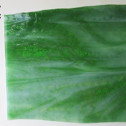 ブルズアイ　フュージング用板ガラス126　ライトグリーンとホワイトの流れ模様　13.7x11.5x0.3cm　1枚 3枚目の画像
