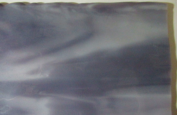 ブルズアイ　フュージング用板ガラス127　ラベンダーとホワイトの流れ模様　18.6x16x0.3cm　1枚 4枚目の画像