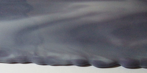 ブルズアイ　フュージング用板ガラス127　ラベンダーとホワイトの流れ模様　18.6x16x0.3cm　1枚 8枚目の画像